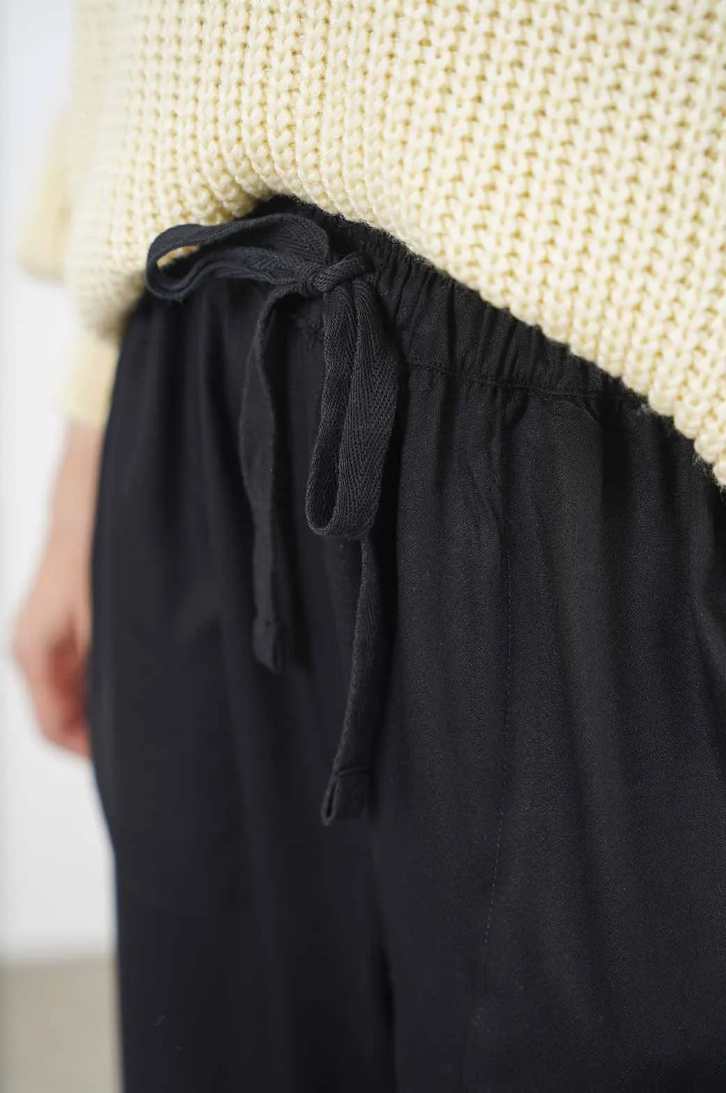 STRAIGHT CREPE PANTS